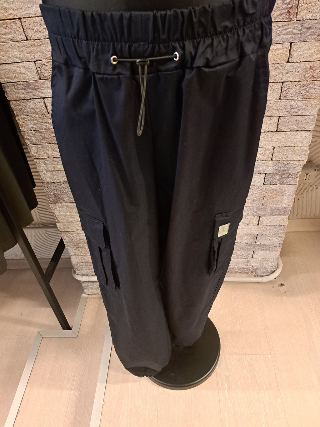 Pantalone con tasche