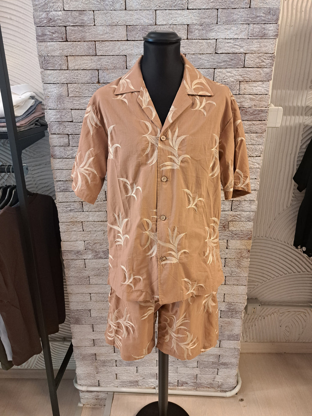 Coordinato in lino con ricamo